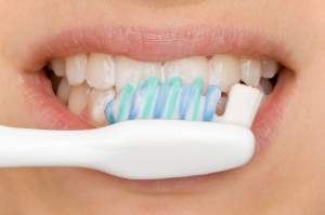 Dacă nu te speli pe dinți există riscul să faci Alzheimer. Specialiștii trag un semnal de alarmă
