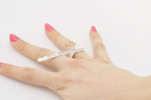 Cum îți poți măsura corect degetul pentru a afla dimensiunea exactă a inelului. Metodele pe care sigur nu le știai până acum