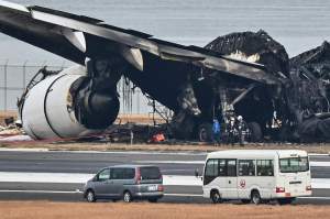 O mamă prinsă în avionul care a luat foc în Tokyo, mărturisire cutremurătoare. Ce a transmis femeia: „Trebuia să-mi protejez fiica...”