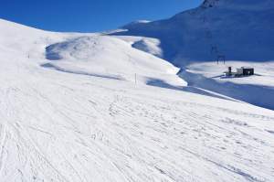 Vești bune pentru iubitorii sporturilor de iarnă. A fost deschisă o nouă pârtie în Poiana Brașov. Reducerile de care pot beneficia turiștii