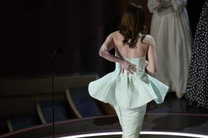 5 momente virale care nu s-au vazut pe TV la premiile Oscar 2024. O actriță a alunecat pe covorul roșu
