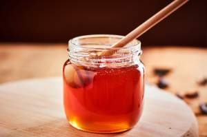 Cum îți dai seama dacă mierea de albine este naturală sau falsificată. Teste simple și rapide