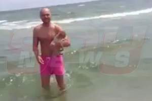 Mitoşeru, la plajă cu iubita şi "copilul" / FOTO&VIDEO
