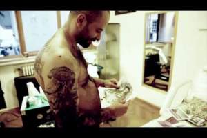 "Stil mafiot, la fel ca-n '98"! Uzzi de a B.U.G. Mafia s-a tatuat pe TOT spatele!/Video
