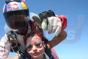 Avion cu motor, ia-le si pe ele-n zbor! Paraşutistele Loredana Chivu si Ana Maria Mocanu, schimonosite la faţă, la 3.000 metri! / Poze șocante