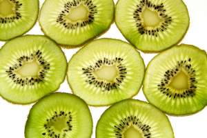 ÎNTREBAREA ZILEI: Ce beneficii îţi aduce consumul regulat de kiwi?