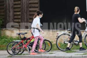 Loredana Groza și fiica sa pedalează din greu pentru o siluetă de vis. Artista i-a oferit copilei o lecție pe două roți. Imagini rare cu cele două / VIDEO PAPARAZZI