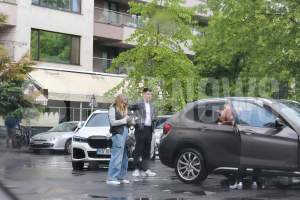 Pe Vlad Drăgulin între două… chiar îl plouă! Actorul le-a oferit o mână de ajutor Monicăi Munteanu și Marisei Paloma, în ciuda vremii mohorâte / PAPARAZZI
