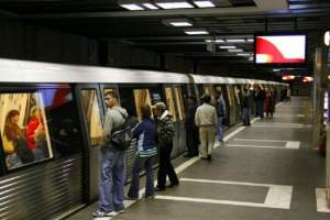 Panică la stația de metrou Eroii Revoluției. Călătorii au fost evacuați din de urgență din cauza unei degajări de fum