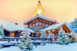 Cât costă o vacanță în Laponia. Ținutul lui Moș Crăciun îi cucerește pe copii