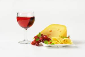 Ce se întâmplă în corpul tău dacă bei un pahar de vin roșu zilnic. Beneficiile acestui obicei pentru sănătate