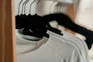 Cum să elimini petele de pe hainele albe. Trucurile simple de pus în aplicare
