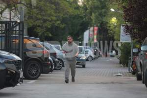 Cu o mașină scumpă și încrederea înainte, Răzvan Raț i-a ”pus pe pauză” pe șoferii din București, pentru propriile plăceri! Imagini exclusive cu fostul fotbalist / PAPARAZZI