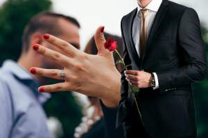 Știrile Antena Stars. Un celebru burlac din România se căsătorește. Va face nuntă cu o colegă de scenă: „Foarte multe surprize” / VIDEO