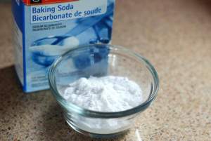 La ce ajută spălatul pe față cu bicarbonat de sodiu și cum se face corect