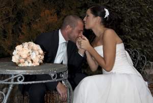 ÎNTREBAREA ZILEI: De ce NU este bine să urezi ”Casă de piatră” proaspeților căsătoriți?