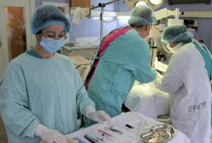 O femeie din Argeş, operată de chirurg, îl acuză pe doctor că era să o omoare: „Eram desfigurată!” / FOTO
