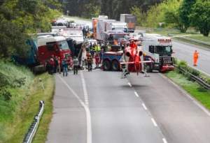 Accident cumplit în Slovacia, provocat de un român. O persoană a murit și alte 59 au fost rănite / FOTO
