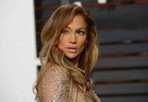 GALERIE FOTO / Mici, mici, dar jucăuşe! Jennifer Lopez a atras toate privirile cu "piersicuţele" ei la Oscar