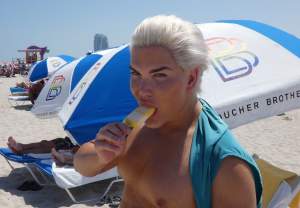 FOTO / "Păpușa umană" Ken, show pe o plajă din Miami! Și-a expus "pătrățelele" de silicon și a lins provocator o înghețată