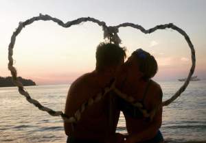 FOTO / Roxana Ciuhulescu, vacanță departe de România alături de iubit! S-au pozat sărutându-se