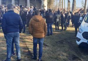 Alex Crăcui a fost condus pe ultimul drum! Peste 500 de oameni au participat la înmormântrea tânărului mort la frizerie