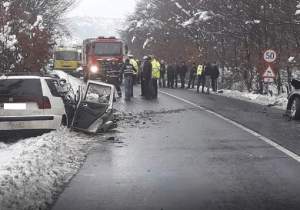 FOTO / Tragedie înainte de Crăciun pe un drum din Maramureş! Un om a murit, alte patru persoane sunt încarcerate