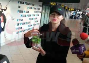 VIDEO / Cadoul pe care l-a primit Monica Gabor când a ajuns în România. L-a deschis în aeroport și a rămas uimită