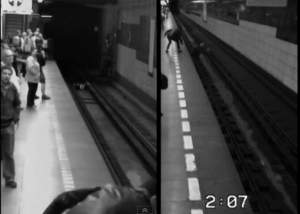 O tânără a cazul pe şinele metroului. Vezi ce a păţit femeia/ Video şocant