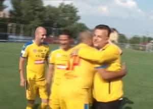 VIDEO / Adrian Enache şi-a sărbătorit ziua de naştere pe terenul de fotbal: "25 de ani fac"