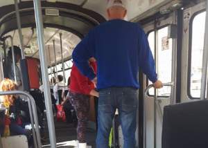 FOTO / Nu a avut bani de bilet, dar tot a mers cu tramvaiul, într-o manieră inedită! Imaginile fac înconjurul internetului