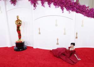 5 momente virale care nu s-au vazut pe TV la premiile Oscar 2024. O actriță a alunecat pe covorul roșu