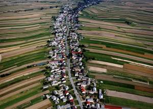 Cum arată satul în care toți oamenii locuiesc pe aceeași stradă. Imaginile au devenit virale pe internet / FOTO
