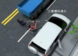 Video Şocant! O femeie a fost lovită de portiera unei maşini şi aruncată într-un camion!
