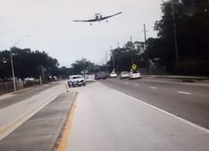 VIDEO / Clipe de groază! Sute de oameni, în pericol! Un avion a aterizat de urgenţă pe o stradă