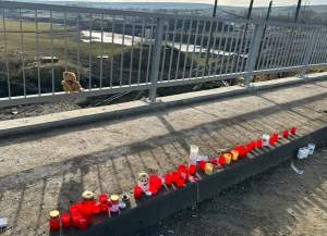 Adolescentă de 14 ani, omorâtă când mergea la colindat, în Truşeşti, Botoșani. Oamenii din sat au ridicat un altar de lumânări pentru ea