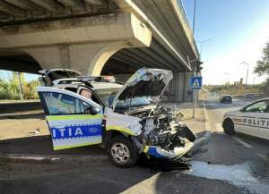 Mașină de Poliție, distrusă complet în urma unui accident rutier grav în București. Oamenii legii se aflau în misiune în momentul impactului / FOTO
