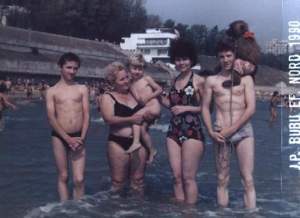 Uite cum arăta un cântăreţ de la noi, în slip, la mare, în 1990! / FOTO