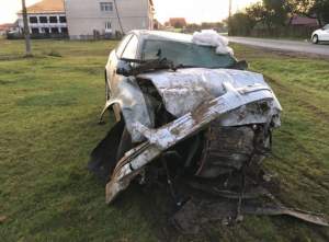 FOTO / Accident auto devastator în Suceava, după ce un şofer de 19 ani a intrat într-o casă. Patru tineri erau în maşină!