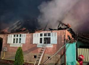Incendiu tragic în Sibiu! Un bărbat a fost găsit mort, după ce două case au luat foc / FOTO