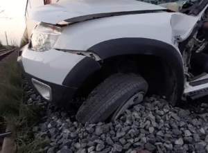 Accident terifiant în Buzău! Șase copii au rămas fără părinți. Mașina în care se aflau a fost lovită de un tren / FOTO