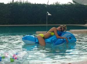 FOTO / Lidia Buble ştie cum să-l "ţină" aproape pe Răzvan Simion! A pozat topless, la piscină şi e mult prea sexy