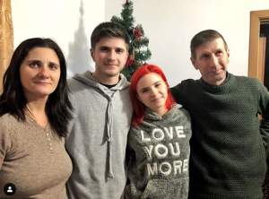 Cristina Ciobănașu face Revelionul cu familia biologică. Imaginea emoționantă alături de părinți