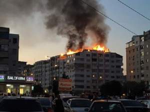 Incendiu devastator! Un bloc a luat foc  în centrul  oraşului Bacău