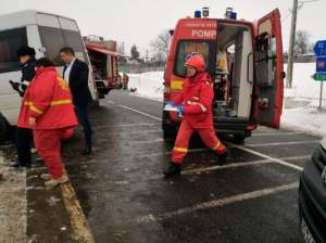 FOTO / Grav accident în Vaslui, între un microbuz şi un autoturism! O femeie a decedat, iar alte trei persoane sunt grav rănite
