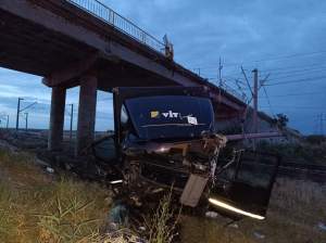 Accident grav în Brăila. Un TIR a căzut de pe un pod, peste calea ferată. La volan se afla un șofer de 66 de ani / FOTO