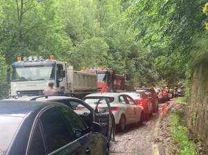 Circulația pe Transfăgărășan a fost închisă! Șoferii, puși în pericol din cauza căderilor masive de pietre / FOTO