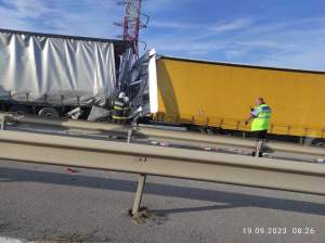 Accident devastator pe autostrada A1. Cinci persoane au murit, după ce mașina în care se aflau a fost strivită de două TIR-uri: ”E atât de deformat” / FOTO