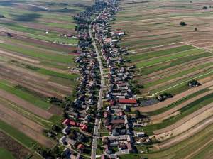 Satul unic în lume care are o singură stradă. Trăiesc peste 6.000 de persoane