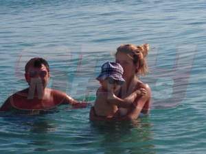 Imagini UNICAT realizate acum două săptămâni! Cristi Borcea se bălăceşte în ocean alături de soţie şi fiul lor!